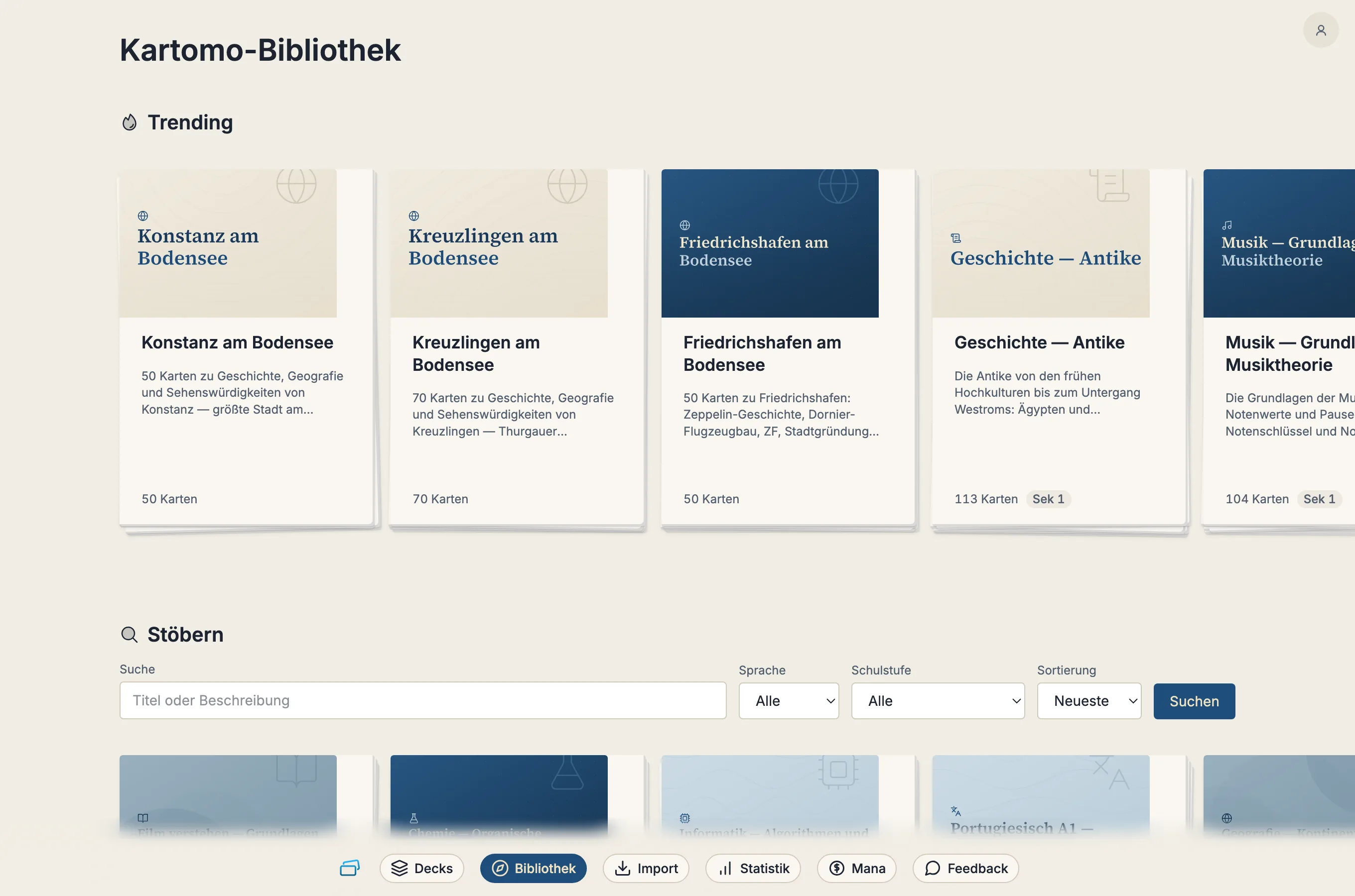 Die Kartomo-Bibliothek in der App: eine Reihe empfohlener Decks mit Titelbildern, darunter die Suche mit Filtern für Sprache und Schulstufe.